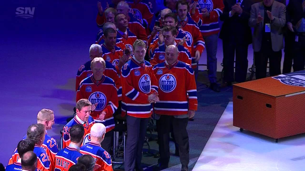 Oilers fans estatic over Wayne Gretzky honoring at Rexall Place