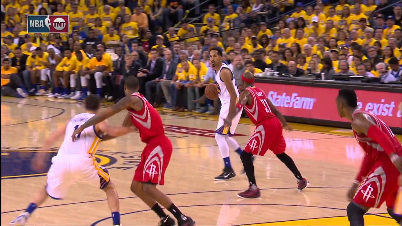 Patrick Beverley attempts to block Klay Thompson's free throw