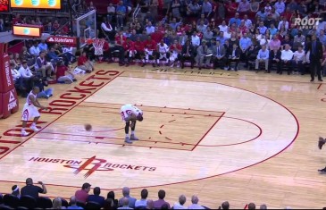 Rockets player tosses ball off of Josh Smith’s butt