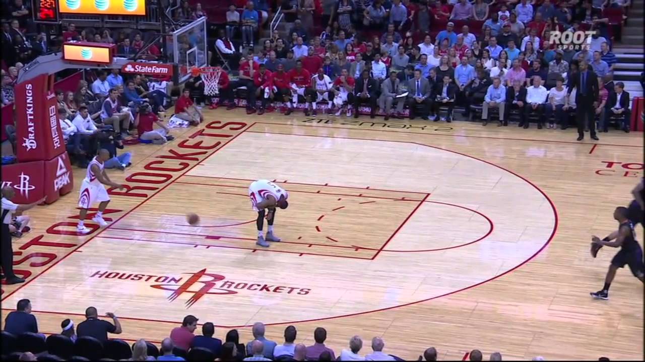 Rockets player tosses ball off of Josh Smith's butt