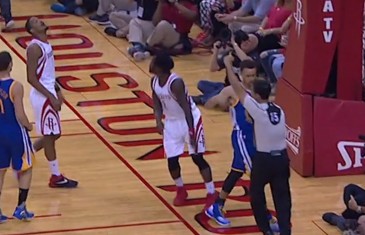 Steph Curry accidentally punches ref in the face after layup