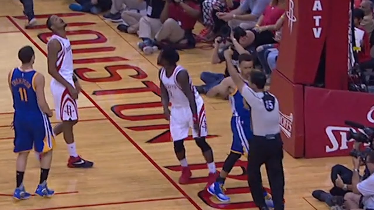 Steph Curry accidentally punches ref in the face after layup
