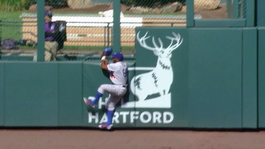 Yasiel Puig crashes into the wall after incredible grab