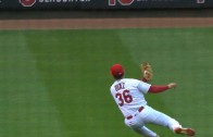 Aledmys Diaz makes an amazing over-the-shoulder catch