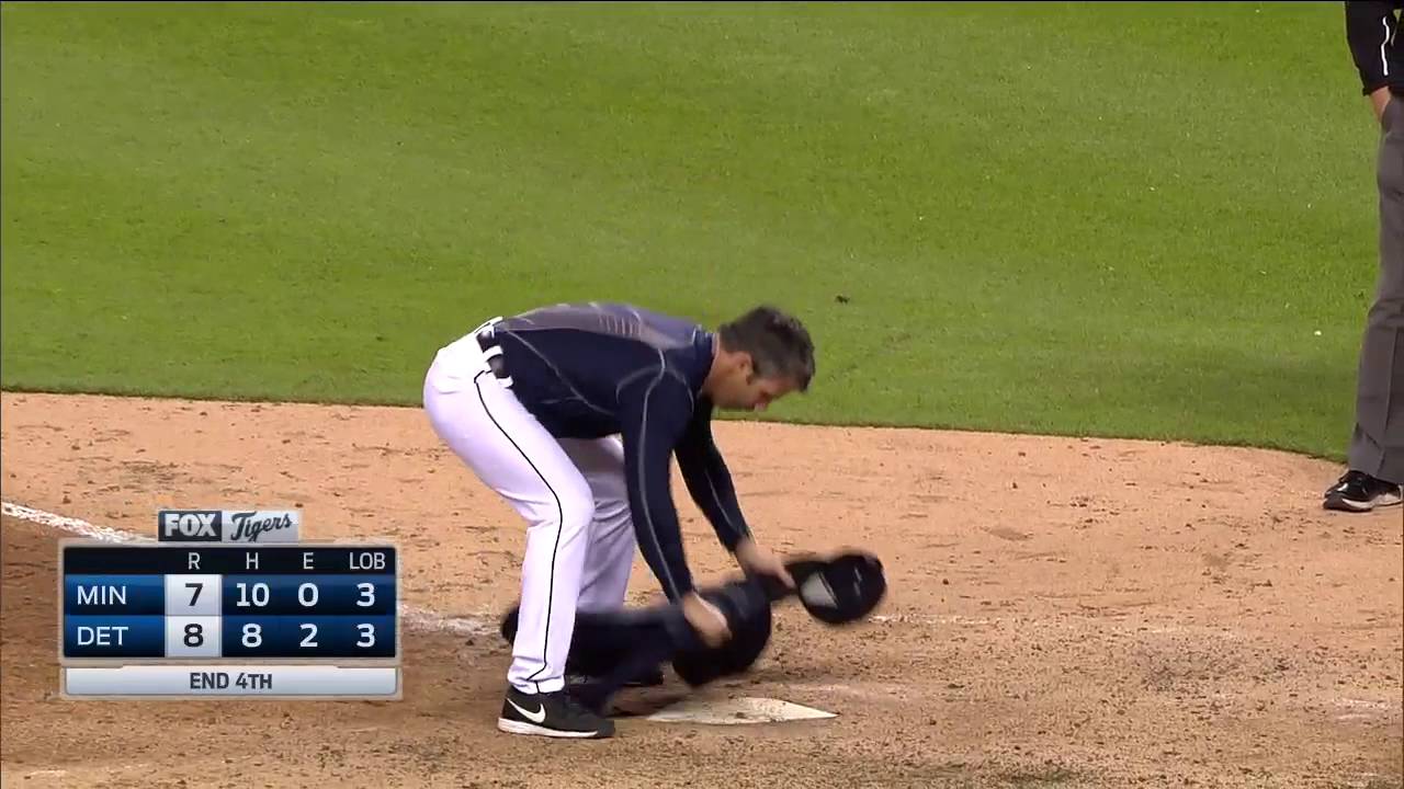Brad Ausmus loses it & leaves his sweater on home plate