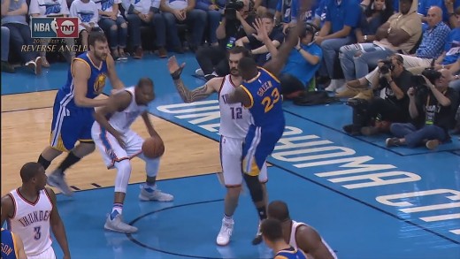 Draymond Green kicks Steven Adams in the nuts