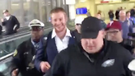 Eagles fans boo Carson Wentz for not signing autographs