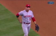 Joey Votto stomps on fan’s paper airplane at Dodger Stadium