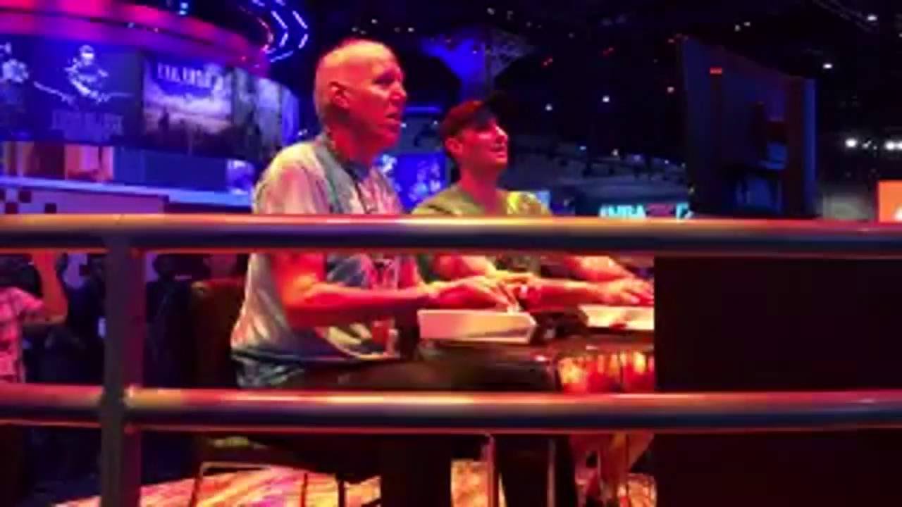 Bill Walton plays Street Fighter at E3
