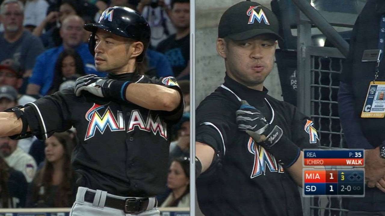 Ichiro singles with doppelganger in the crowd