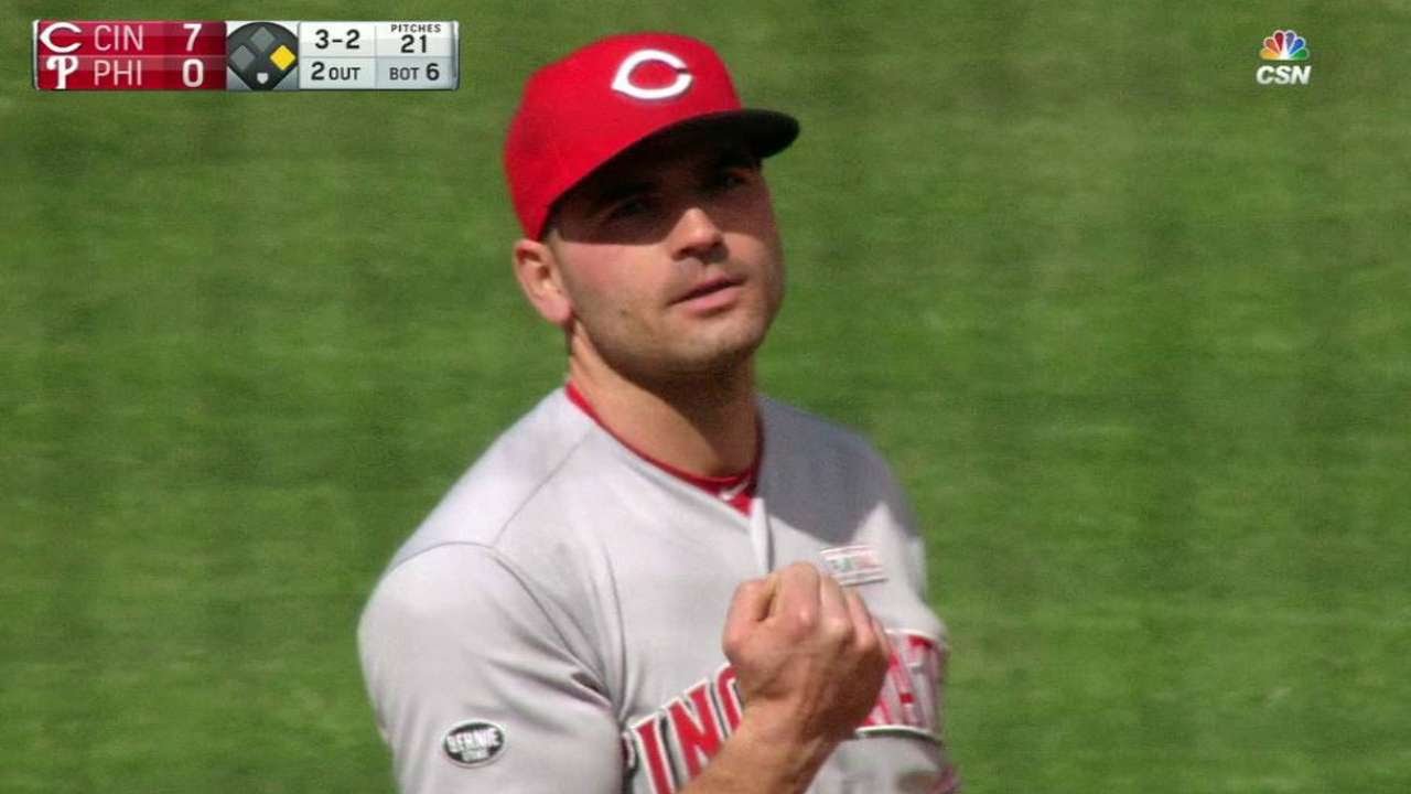 Joey Votto savagely pump fakes Philadelphia fans with foul ball