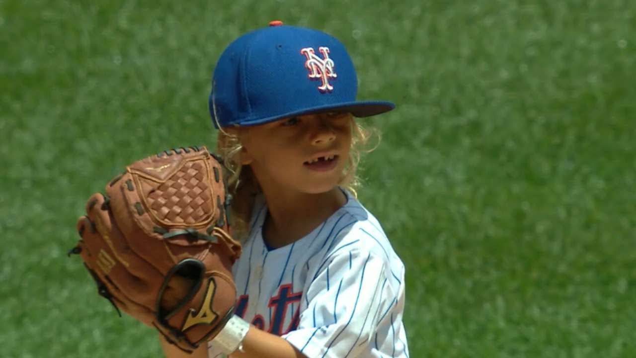 Mini Thor throws out ceremonial first pitch for the Mets