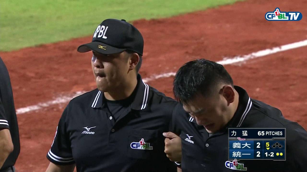 Chinese umpire gets hit in the nuts by a foul ball