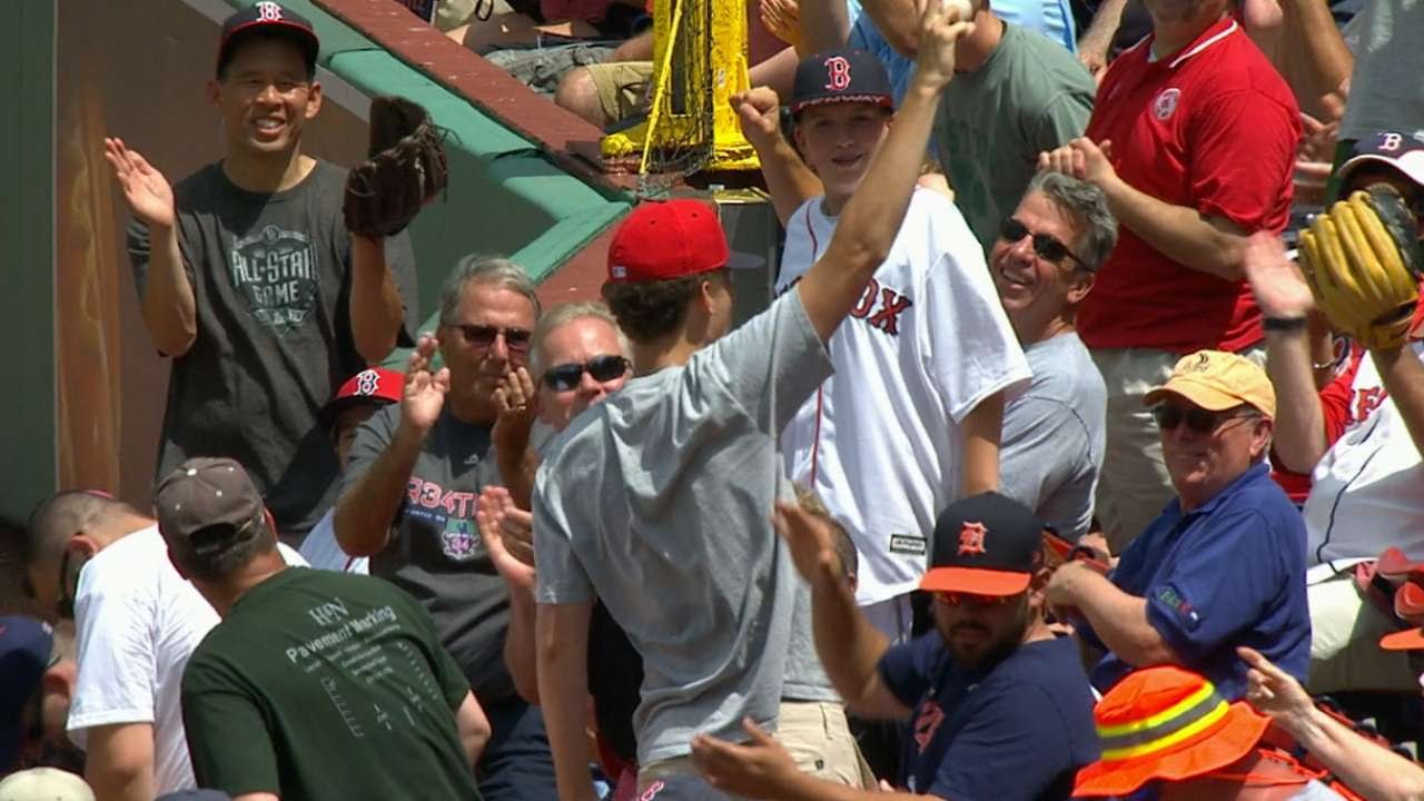 Red Sox fan snags foul ball with one hand