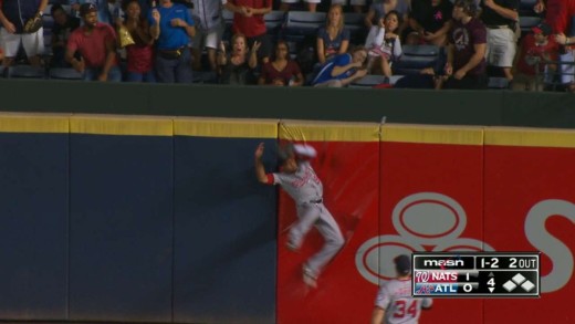 Ben Revere robs Freddie Freeman of a homer