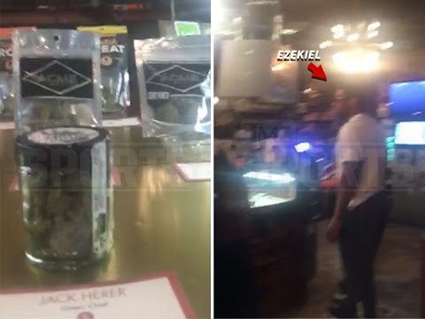 Cowboys RB Ezekiel Elliott visits Seattle marijuana shop