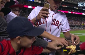 David Ortiz treats young Red Sox fans to bubble gum & selfies