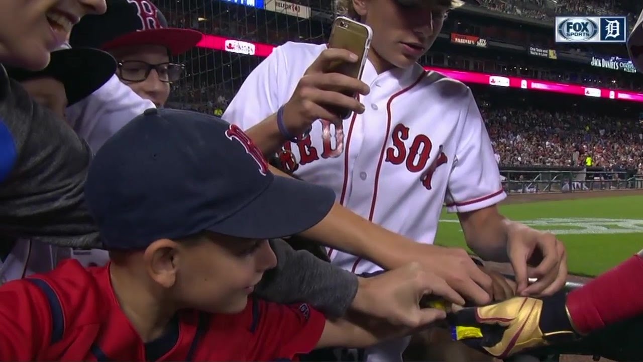 David Ortiz treats young Red Sox fans to bubble gum & selfies
