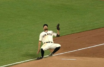 Hunter Pence trips but makes great catch as he falls
