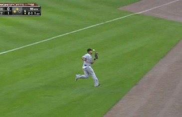 Jose Abreu drops pop fly but redeems himself with double play