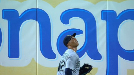 Leonys Martin robs Ian Desmond of a homer