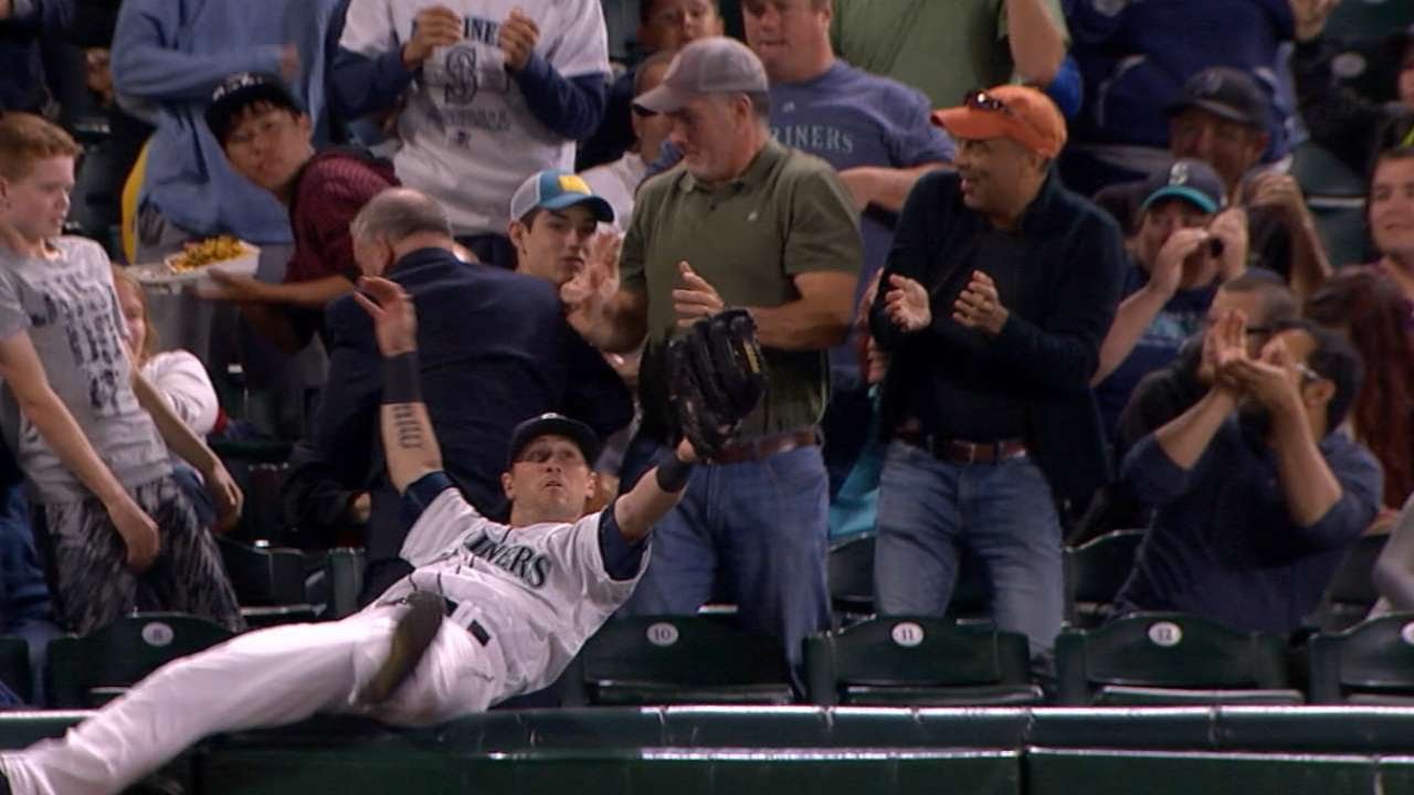Mariners outfielder Shawn O'Malley makes amazing catch in the stands