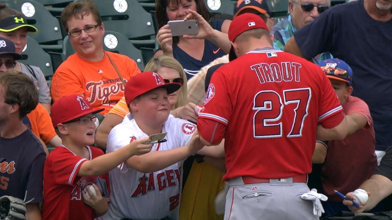 Mike Trout makes young fan cry after giving an autograph