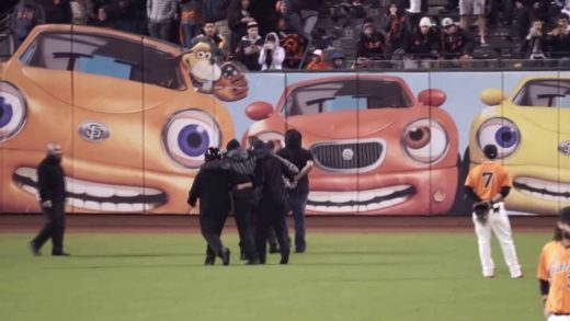 San Francisco Giants security guard breaks his leg tackling a fan