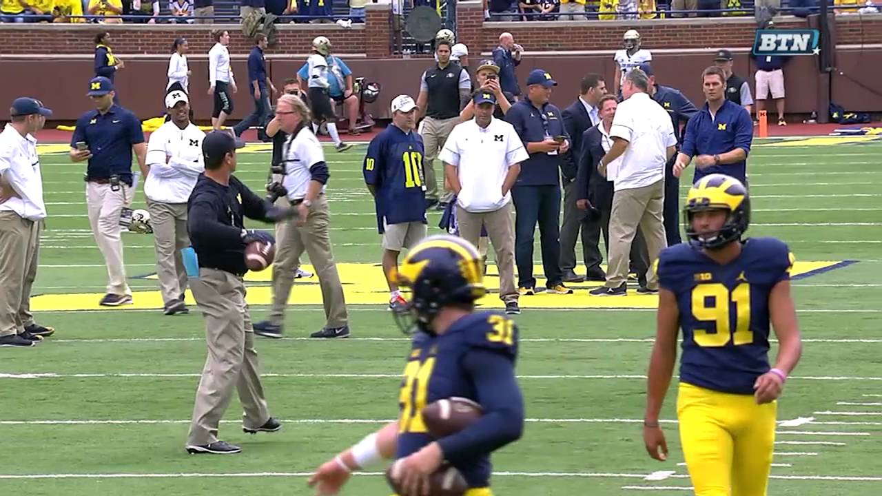 Tom Brady plays catch with Jim Harbaugh before Michigan game