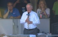 Vin Scully addresses the crowd at Dodger Stadium one final time