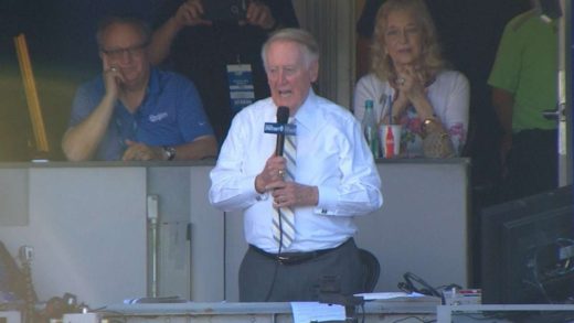 Vin Scully addresses the crowd at Dodger Stadium one final time