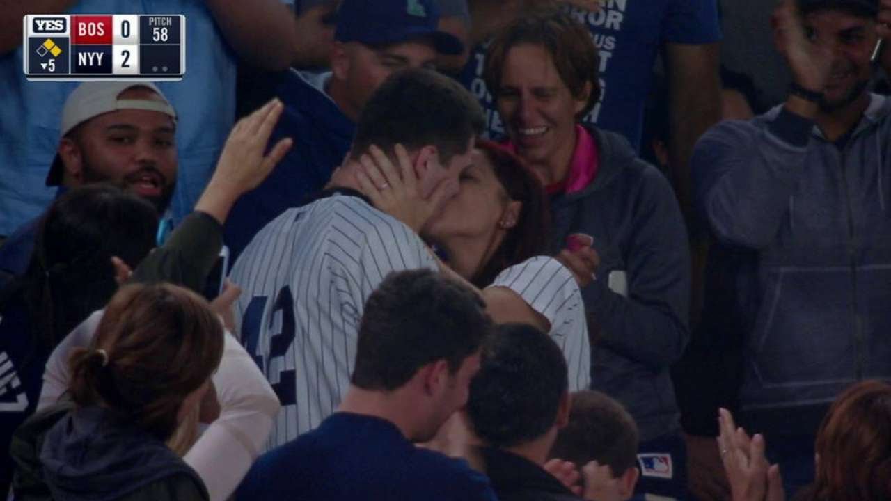 Yankees fan loses engagement ring during his proposal
