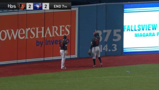 Blue Jays fan throws beer at Hyun Soo Kim during AL Wild Card Game