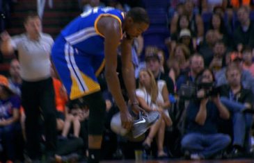 Kevin Durant loses his sneaker but still manages to score