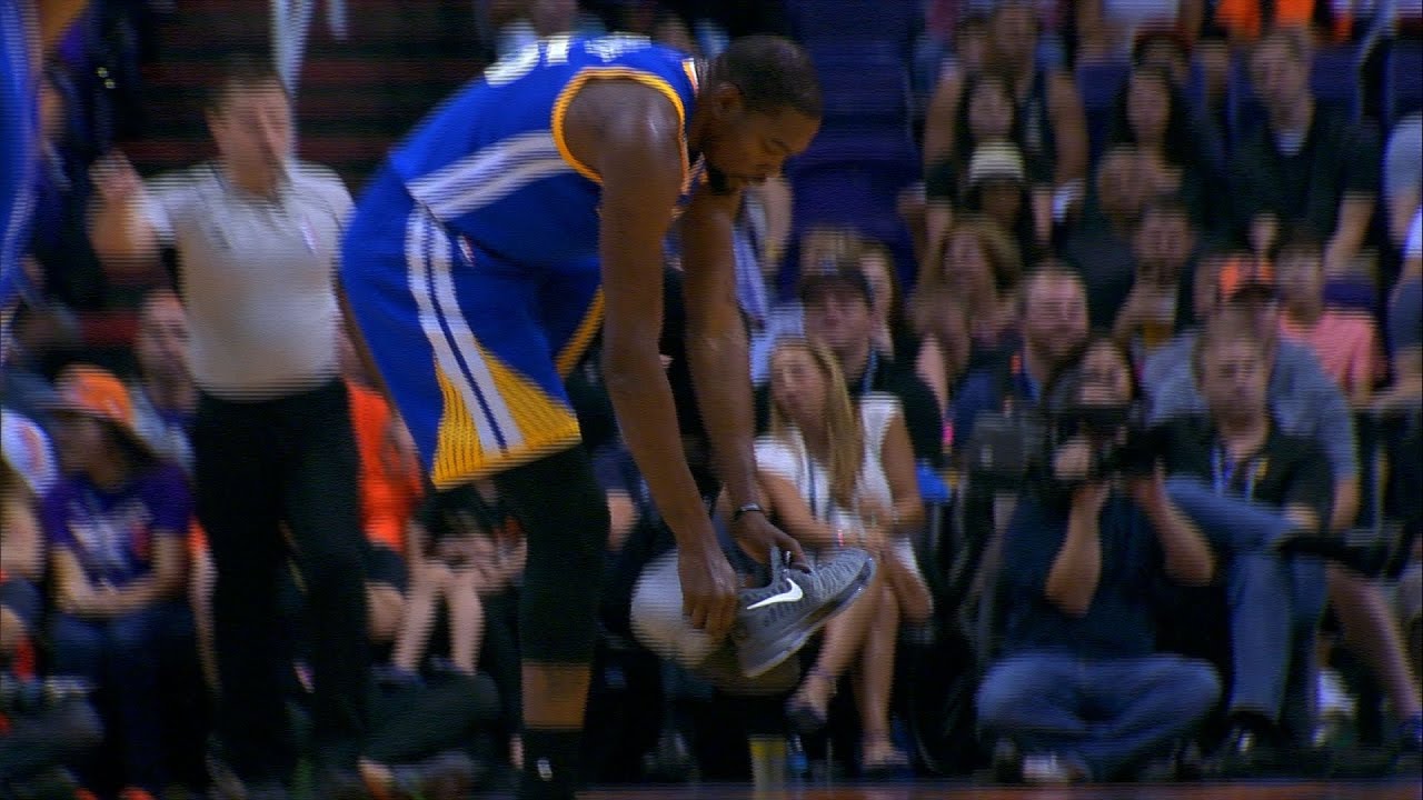 Kevin Durant loses his sneaker but still manages to score