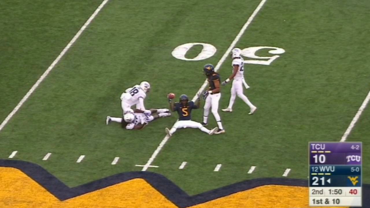 West Virginia's Jovon Durante makes ridiculous catch off the ground