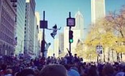 Chicago Cubs fan pulls off a trust fall from Chicago street light