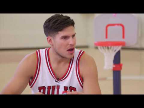 Cute kid talks his favorite snacks with Chicago Bulls players
