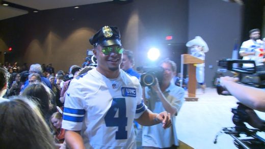 Dak Prescott & Ezekiel Elliott get rockstar treatment at Arlington, Texas high school