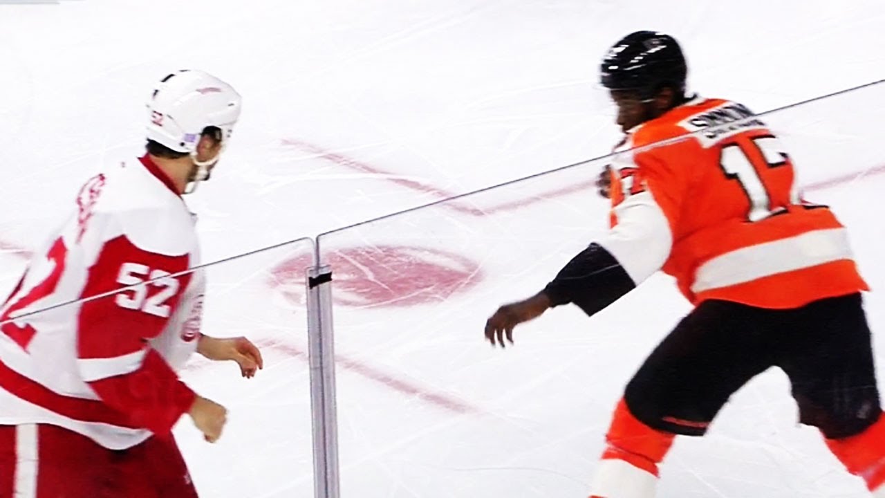 Flyers forward Wayne Simmonds drops Ericsson with one punch