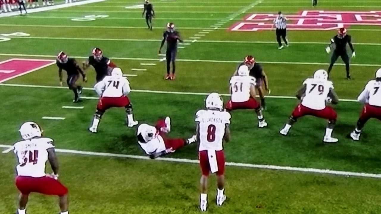 Louisville Cardinals offensive lineman falls over vs. Houston Cougars