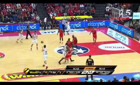 Amar’e Stoudemire bulldozes player on a screen in Israel basketball league