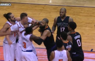 Kristaps Porzingis pushes Marquese Chriss after being shoved to the floor
