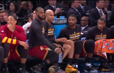 LeBron James & the Cavs flip water bottles during game vs. Knicks