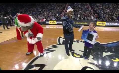 Timberwolves pull Grinch move on Kings fan & snatch his PS4 prize