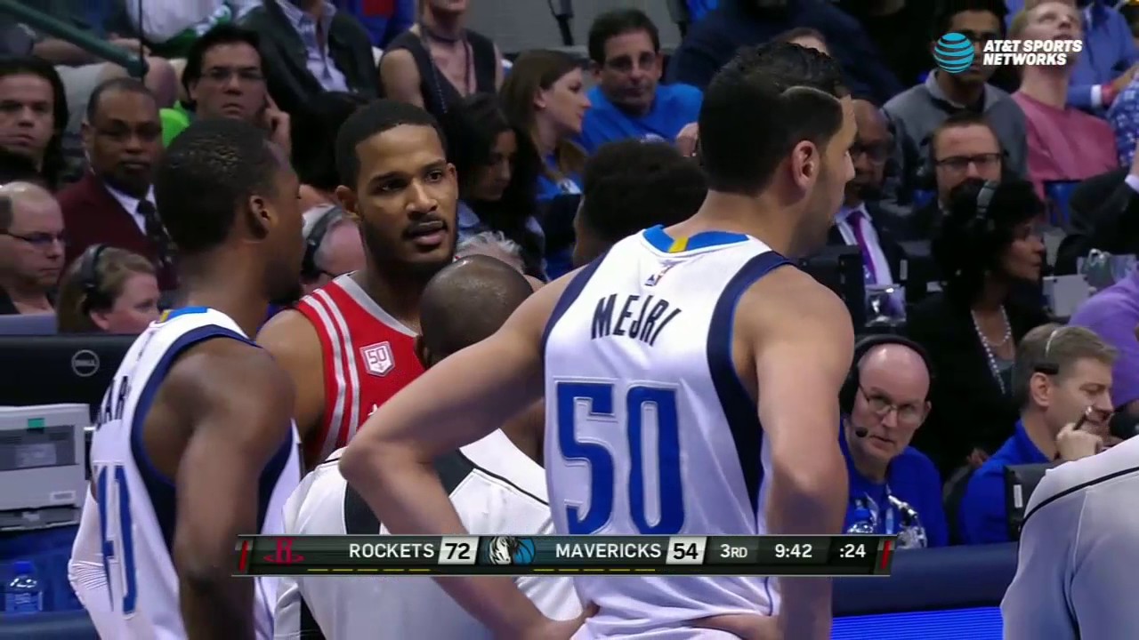 Trevor Ariza gets ejected for confronting Salah Mejri