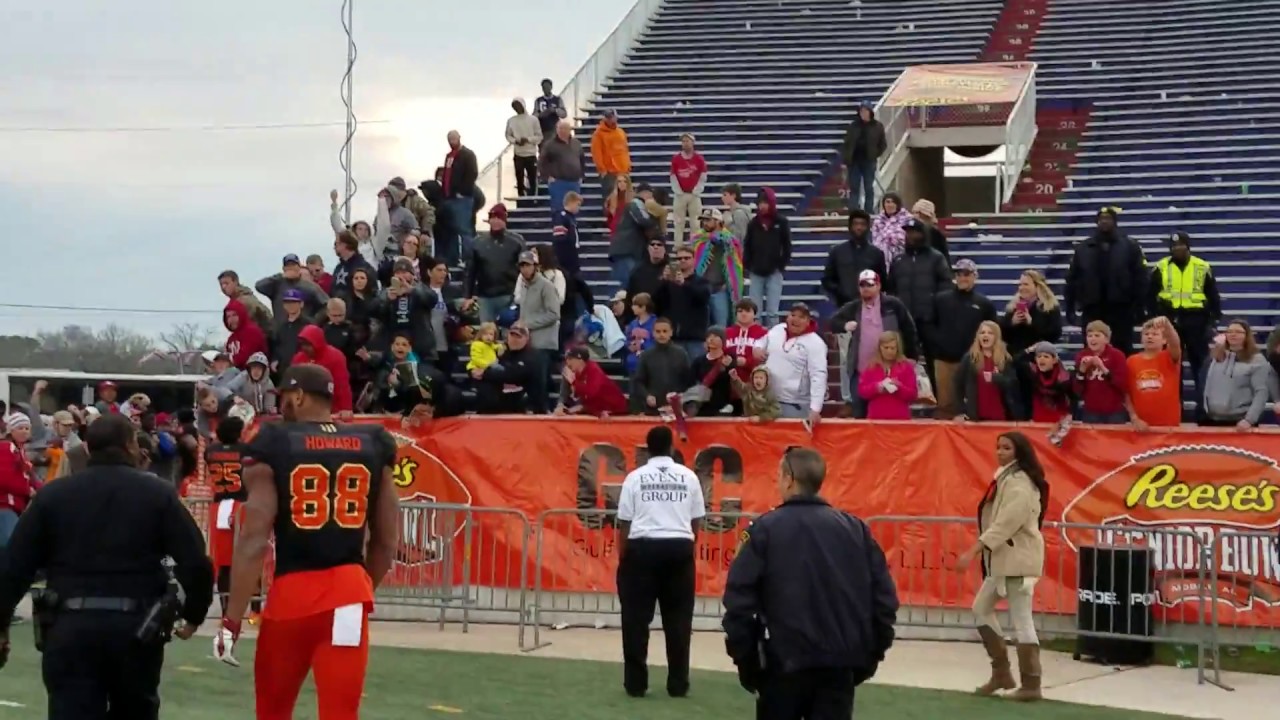OJ Howard walks off from the Senior Bowl to screaming Alabama fans