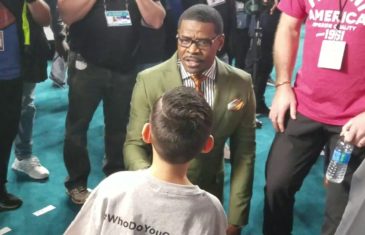 Michael Irvin jokes with a youngster on Super Bowl opening night (FV Exclusive)