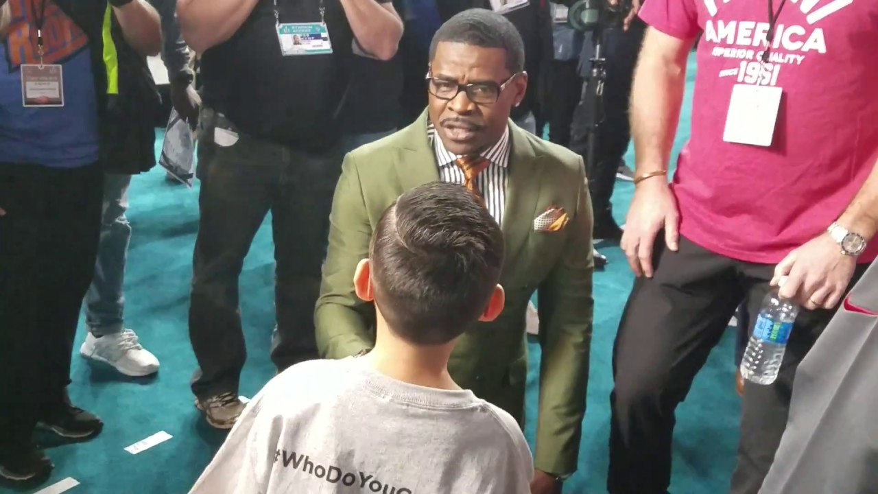 Michael Irvin jokes with a youngster on Super Bowl opening night (FV Exclusive)