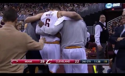 Andrew Bogut suffers fractured leg first minute into Cavs debut